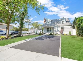 1811 Thomas St, Merrick, NY 11566