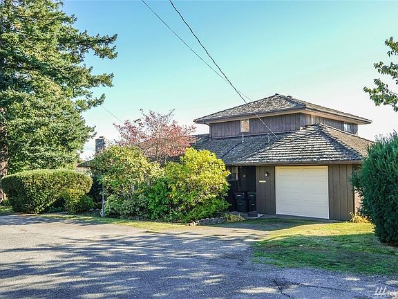 Double lot. Single car garage.