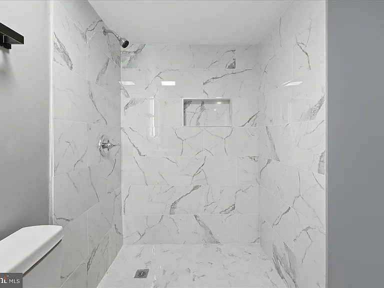 6915 Adel St — Photo 15