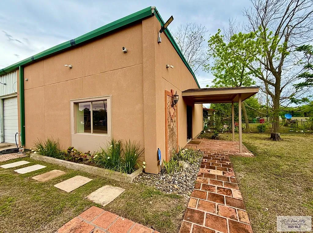 2 bed, 880 sqft, $3,000 — Photo 2