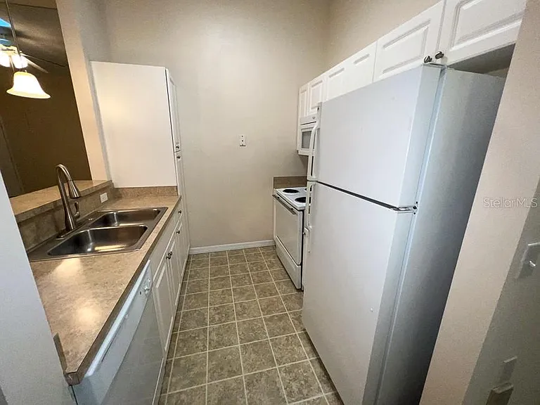 4004 SW 26th Dr #33 — Photo 7