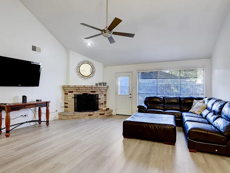 6819 Yardley Dr — Photo 3