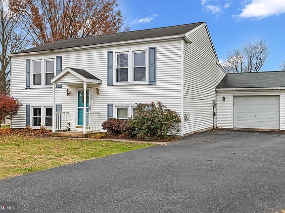 3rd image of 20 Bayberry Dr