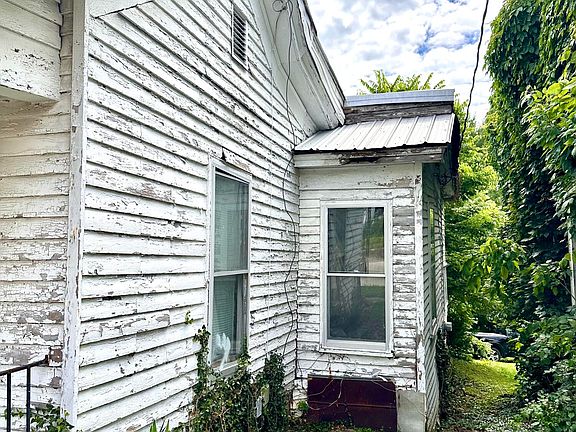 4th image of 459 N Broadway St
