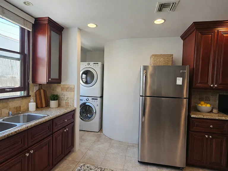 6230 Lindenhurst Ave — Photo 5