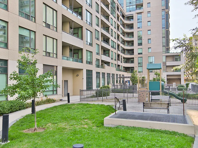 220 Redpath Ave #603 — Photo 15