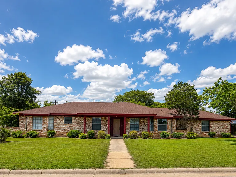 2401 Stephen Lee Dr — Photo 1