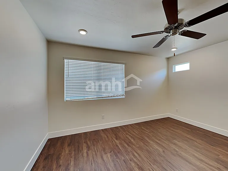 955 Moorside Ave — Photo 8