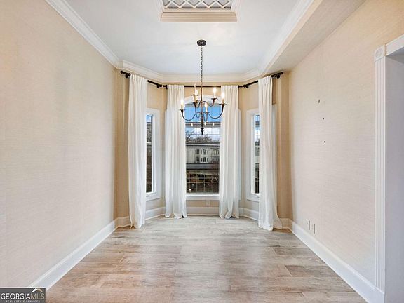 5th image of 3636 Peachtree Rd NE APT 405