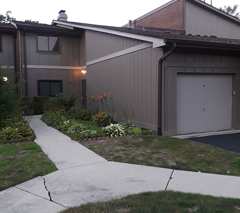 1st image of 29W391 Emerald Green Dr #32-C