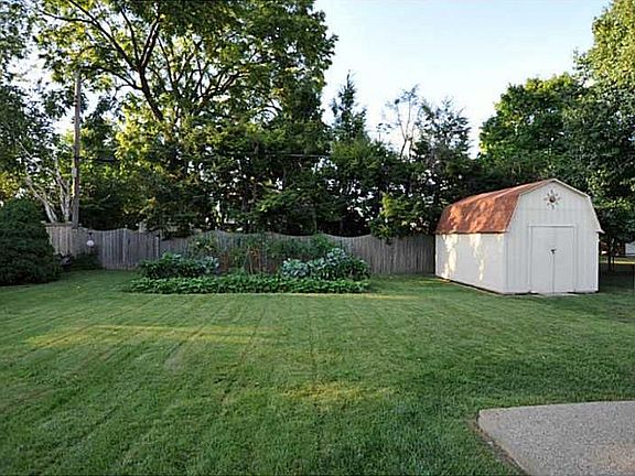 3rd image of 1735 Desoto Ln