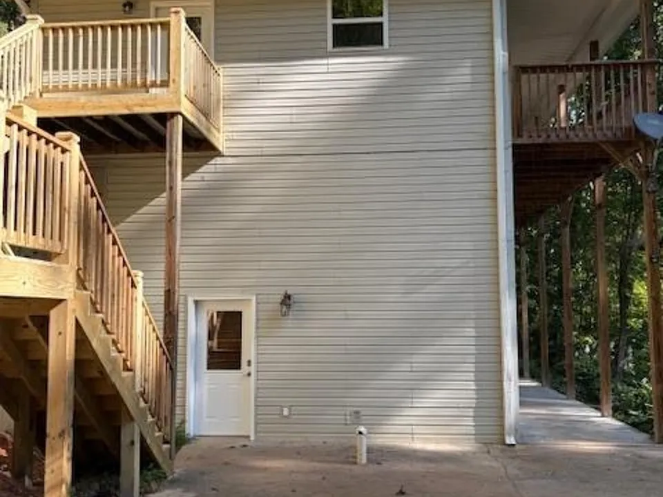 104 Travelers Ln
