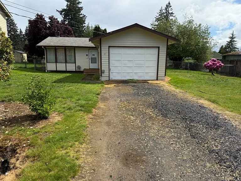 83 NW Nichols Ave — Photo 2