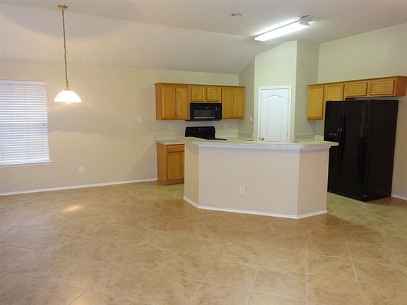 4th image of 806 Ash Ln