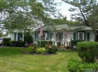 33 Laura Lee Dr, Center Moriches, NY 11934