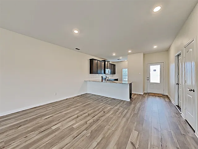 5 bed, 2.5 bath, 2700 sqft, $2,395 — Photo 4