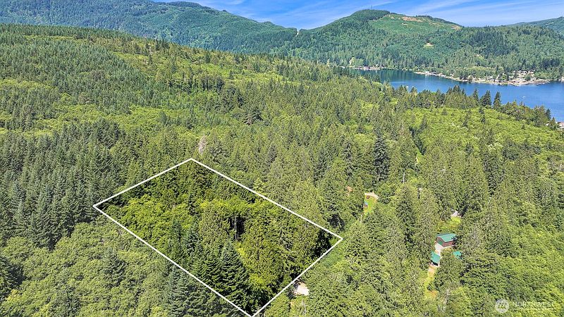 4th image of 471 Summerland Rd