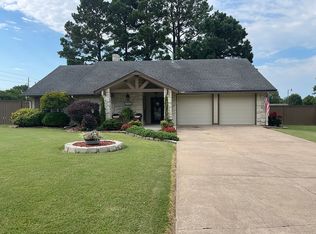 1702 Country Club Dr, Okmulgee, OK 74447
