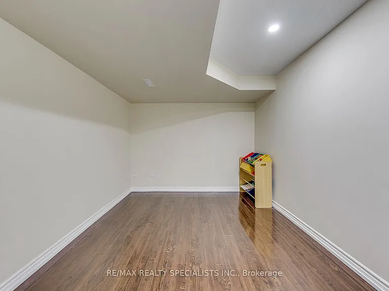 5486 Landsborough Ave — Photo 24