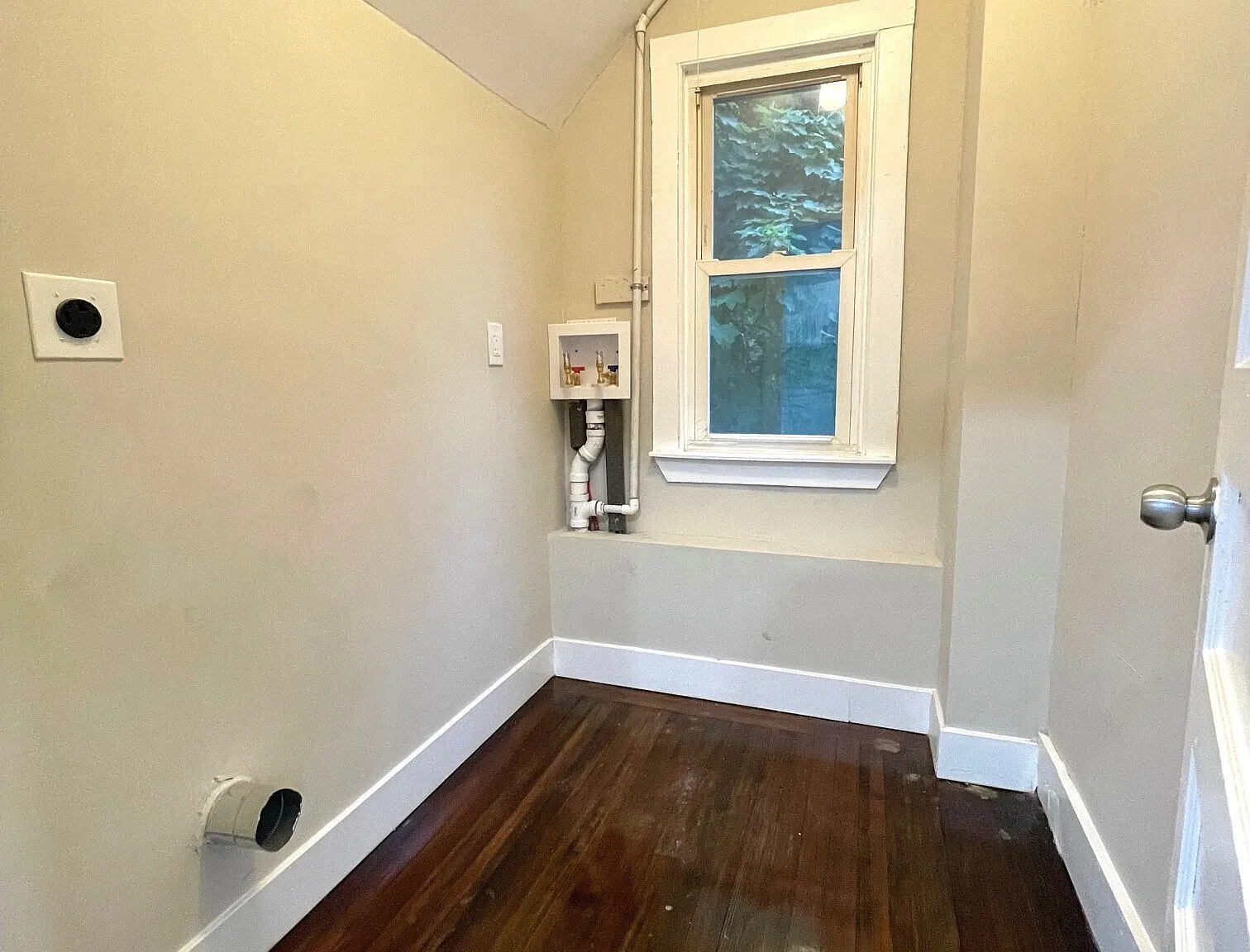 3 bed, 1.0 bath, 1024 sqft, $1,975 — Photo 3