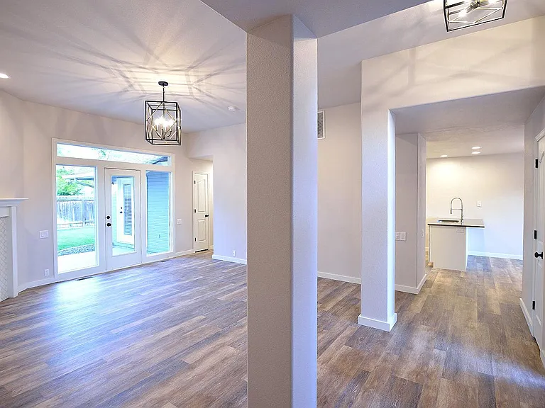 2340 N Warwick Ave — Photo 15