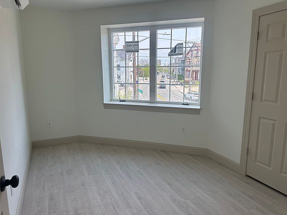 5th image of 531 Smith St Unit 303