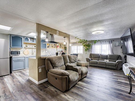 3rd image of 985 Villa Way