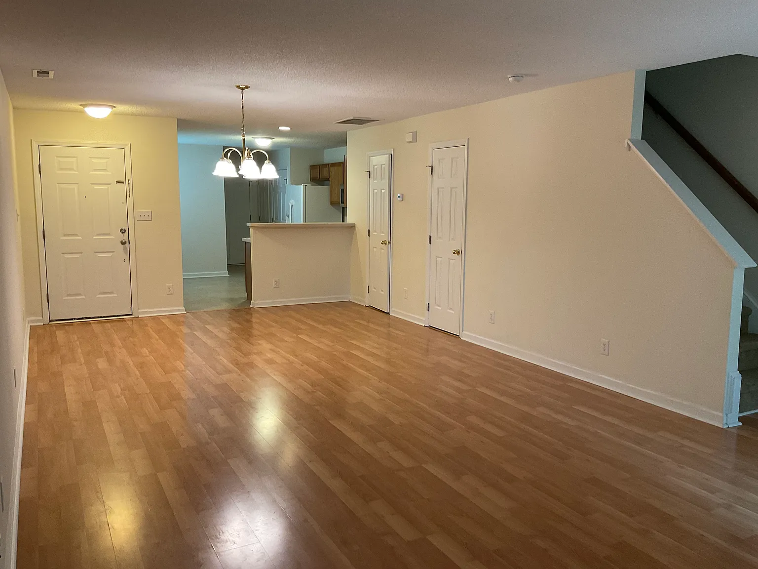 Showing Now For Summer Mithis Three-Bedroom And Two-And-One-Half-Bath Pet-Friendly Home — Photo 4