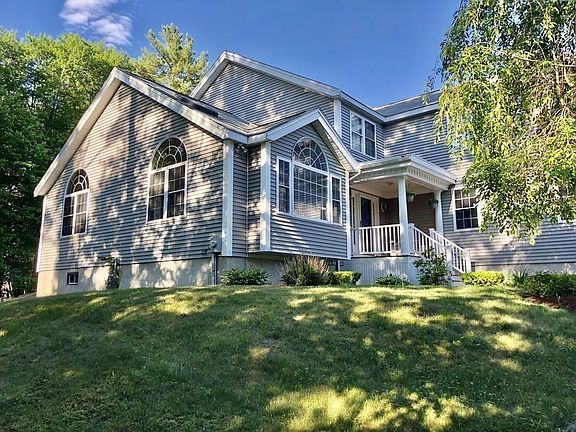 3rd image of 32 Hereford Ln