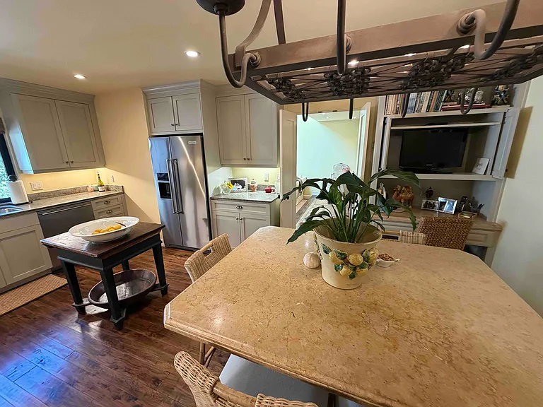1252 Sharon Park Dr — Photo 4