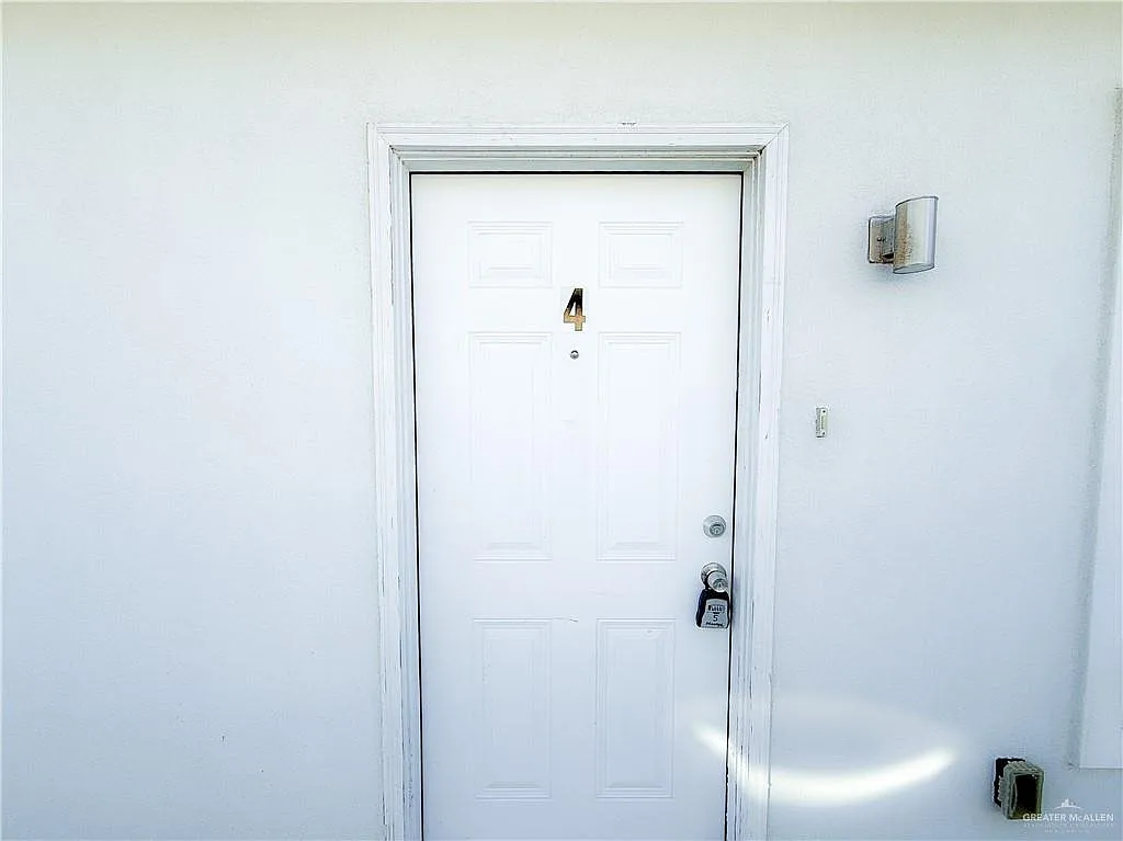 2 bed, 2.0 bath, 4372 sqft, $1,050 — Photo 2