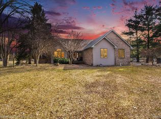 623 Foxfire Dr, Howell, MI 48843