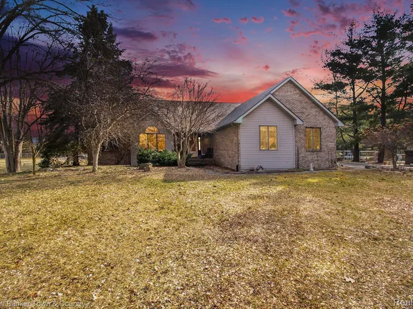 623 Foxfire Dr, Howell, MI 48843