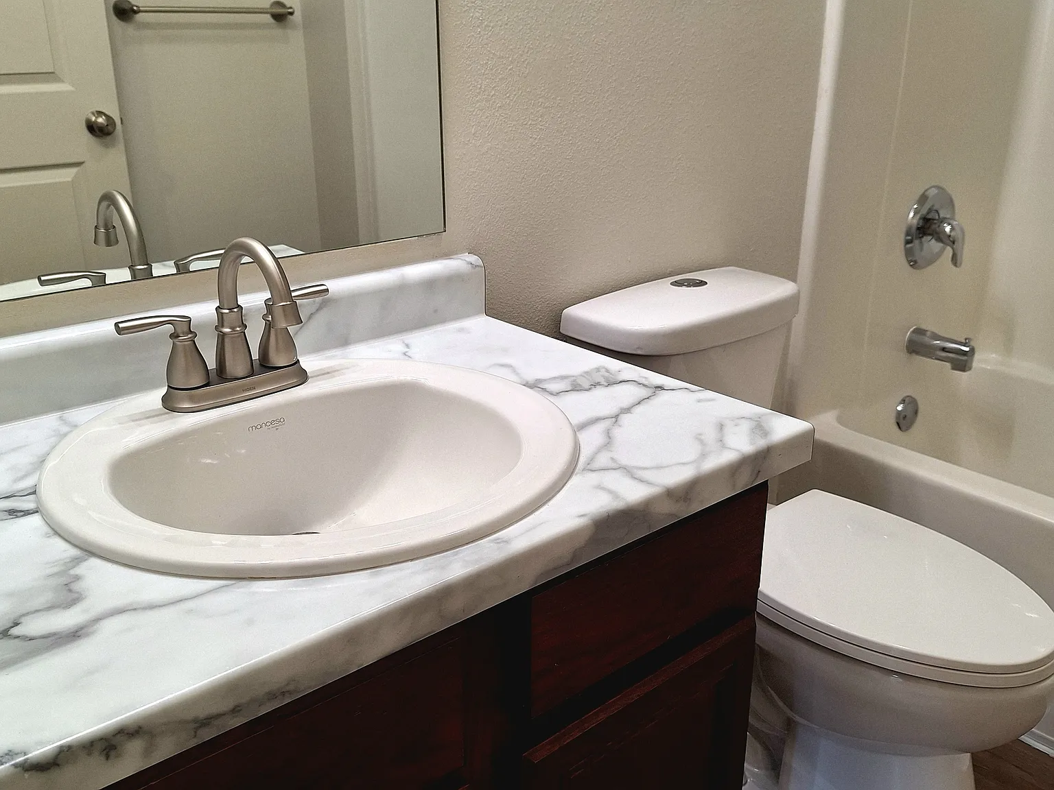 Collins Point Apartments — Photo 4