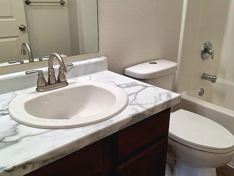 Collins Point Apartments — Photo 4