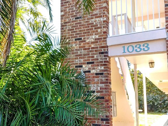 2nd image of 1033 Park Dr