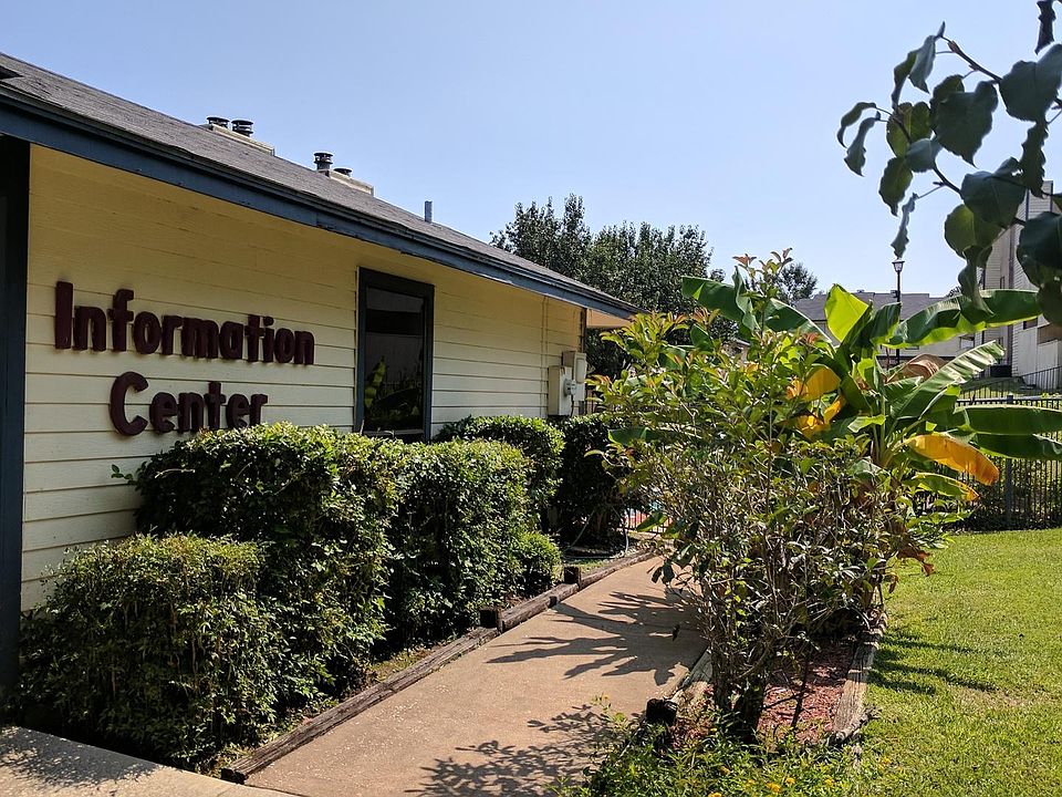 Leasing Office Sidewalk to Pool