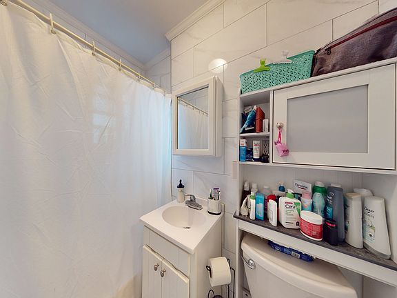 5th image of 2106 35th St APT 3E