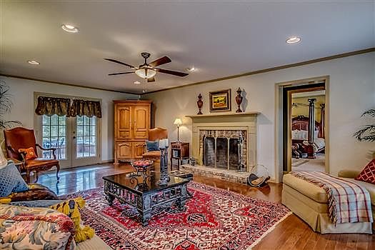 3rd image of 4607 Peachtree Ln