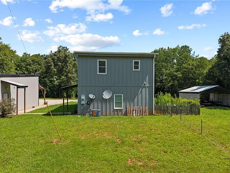 221 Columbus Dr — Photo 41