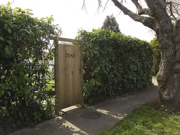 2043 Milton St, Oak Bay, BC V8R 1N7