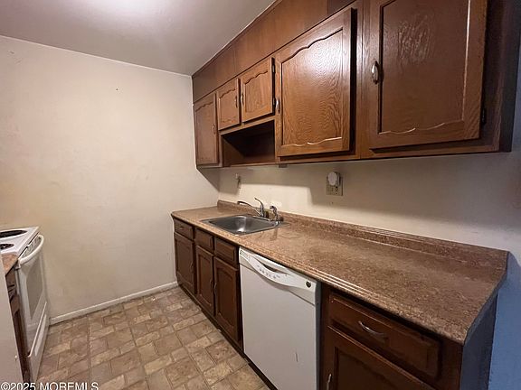 5th image of 1142 Argyll Circle #B