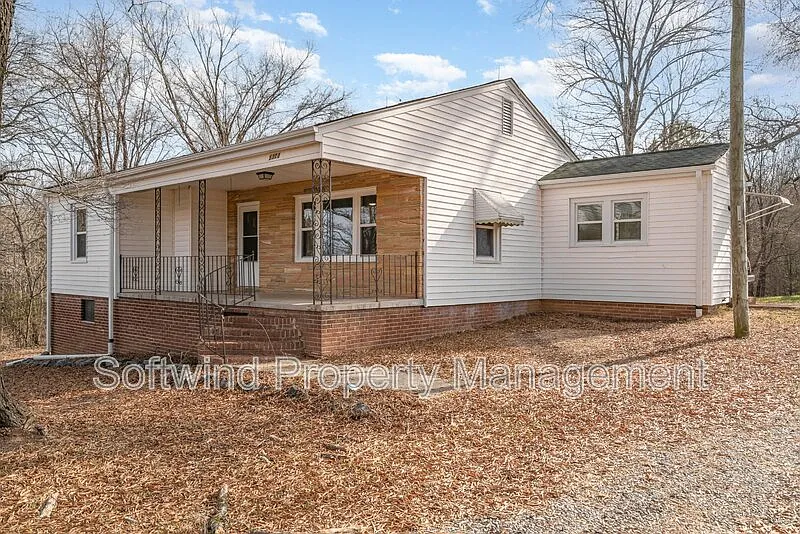 2 bed, 1.0 bath, 1321 sqft, $1,695 — Photo 2