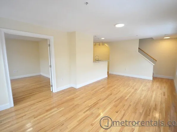 38 Warren St, Columbus, OH 43215