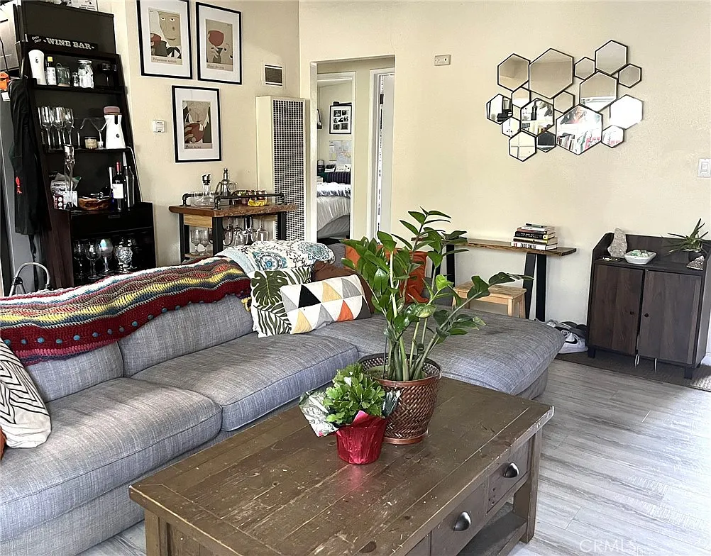 3 bed, 1100 sqft, $4,950 — Photo 3