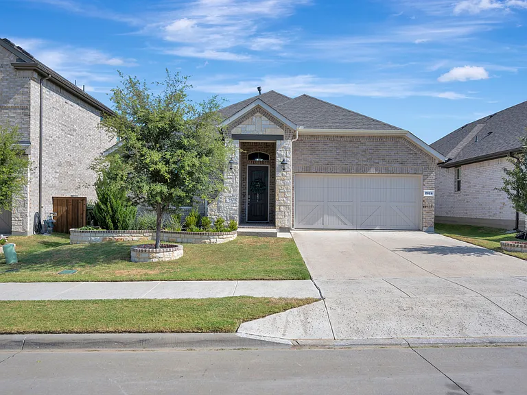 2028 Windsor Dr — Photo 1