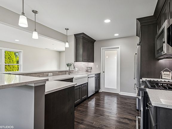 4th image of 220 Hawthorn Ln