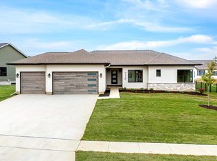 7116 Spring Creek Dr, Bettendorf, IA 52722