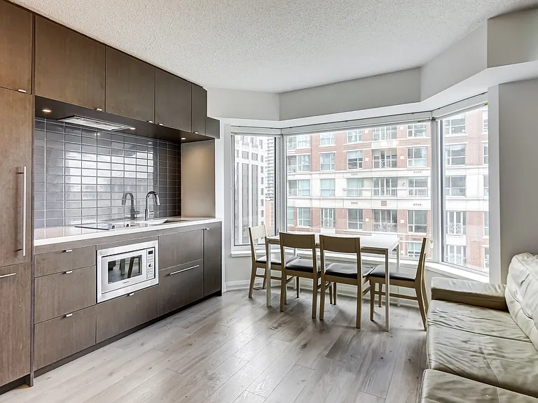 155 Yorkville Ave #916 — Photo 2