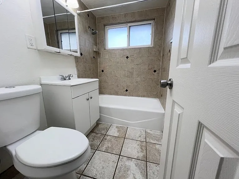 Bright 2 bed 1 bath in Pacific Beach — Photo 9